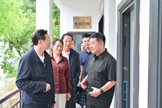 中国乡村发展协会会长韩长赋一行赴六安市调研农村留守老人互助小院和特色产业发展工作